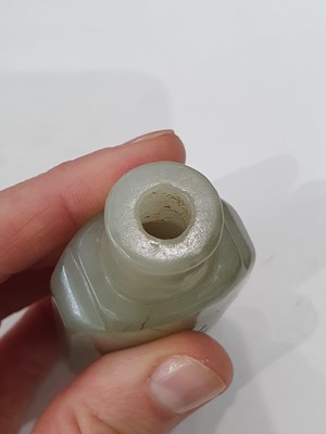 Lot 514 - A LARGE CHINESE PALE CELADON JADE SNUFF BOTTLE AND A JADE-INSET BOX AND COVER.