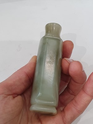 Lot 514 - A LARGE CHINESE PALE CELADON JADE SNUFF BOTTLE AND A JADE-INSET BOX AND COVER.