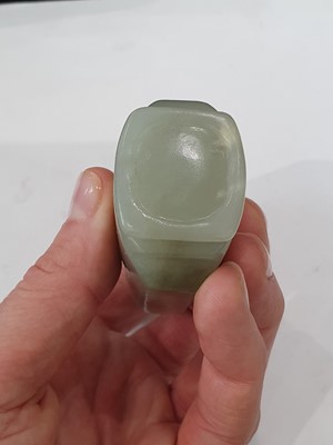 Lot 514 - A LARGE CHINESE PALE CELADON JADE SNUFF BOTTLE AND A JADE-INSET BOX AND COVER.