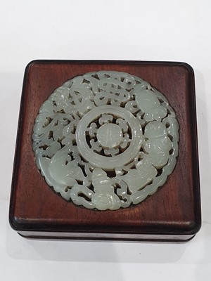 Lot 514 - A LARGE CHINESE PALE CELADON JADE SNUFF BOTTLE AND A JADE-INSET BOX AND COVER.