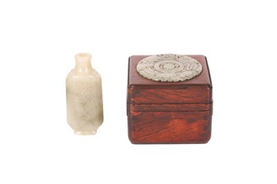 Lot 514 - A LARGE CHINESE PALE CELADON JADE SNUFF BOTTLE AND A JADE-INSET BOX AND COVER.