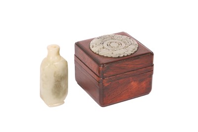 Lot 514 - A LARGE CHINESE PALE CELADON JADE SNUFF BOTTLE AND A JADE-INSET BOX AND COVER.