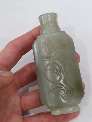 Lot 514 - A LARGE CHINESE PALE CELADON JADE SNUFF BOTTLE AND A JADE-INSET BOX AND COVER.