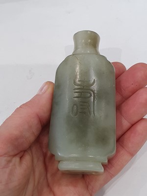 Lot 514 - A LARGE CHINESE PALE CELADON JADE SNUFF BOTTLE AND A JADE-INSET BOX AND COVER.