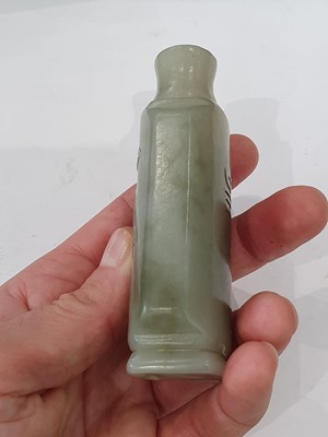 Lot 514 - A LARGE CHINESE PALE CELADON JADE SNUFF BOTTLE AND A JADE-INSET BOX AND COVER.