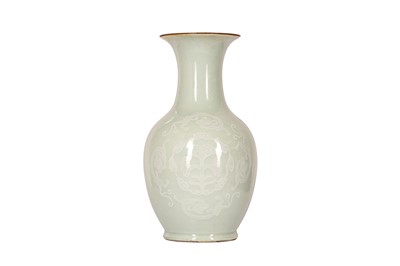 Lot 121 - A CHINESE SLIP-DECORATED CELADON 'DRAGONS' VASE.