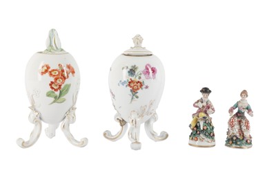 Lot 24 - TWO NEAPOLITAN PORCELAIN FIGURES OF A MAN AND WOMAN, LATE 19TH/EARLY 20TH CENTURY