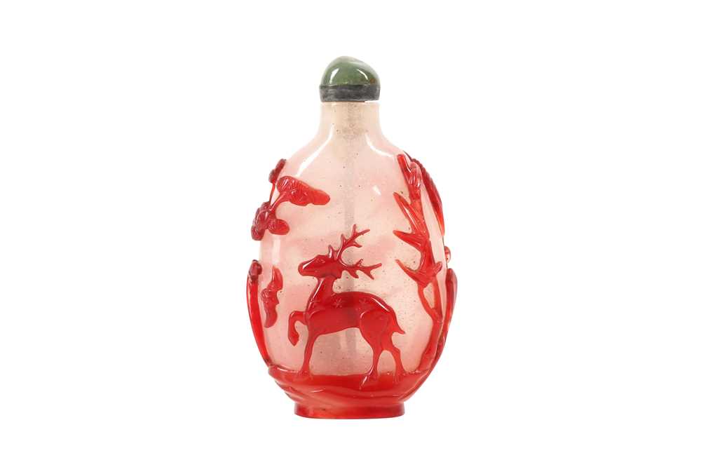 Lot 715 - A CHINESE RED-OVERLAY GLASS SNUFF BOTTLE.