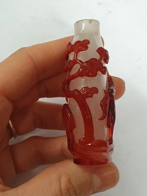 Lot 715 - A CHINESE RED-OVERLAY GLASS SNUFF BOTTLE.