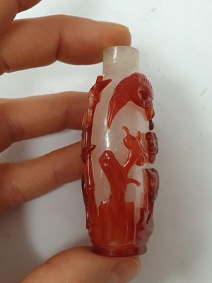 Lot 715 - A CHINESE RED-OVERLAY GLASS SNUFF BOTTLE.