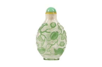 Lot 716 - A CHINESE GREEN-OVERLAY GLASS SNUFF BOTTLE.