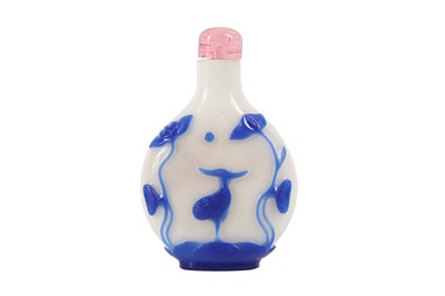 Lot 717 - A CHINESE BLUE-OVERLAY GLASS SNUFF BOTTLE.