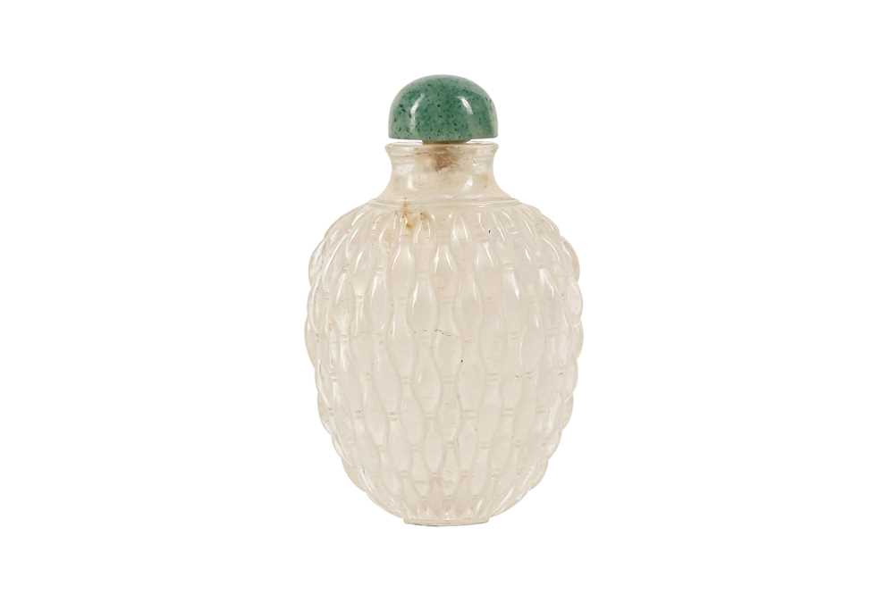 Lot 305 - A CHINESE ROCK CRYSTAL SNUFF BOTTLE.