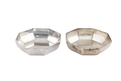 Lot 898 - A PAIR OF MODERN AMERICAN STERLING SILVER DISHES, NEW YORK DATED 1975 BY TIFFANY AND CO