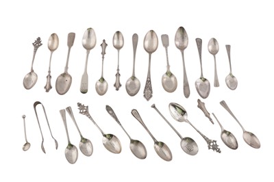 Lot 909 - A MIXED GROUP OF STERLING SILVER TEASPOONS