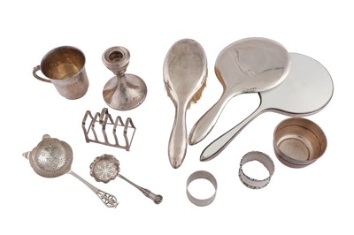 Lot 910 - A MIXED GROUP OF STERLING SILVER