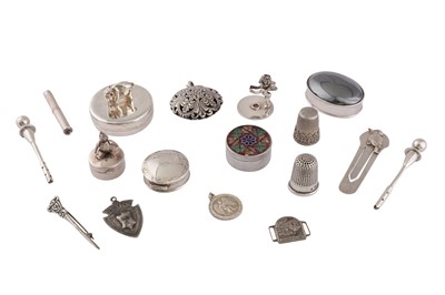 Lot 911 - A MIXED GROUP OF STERLING SILVER BOXES AND SMALLS
