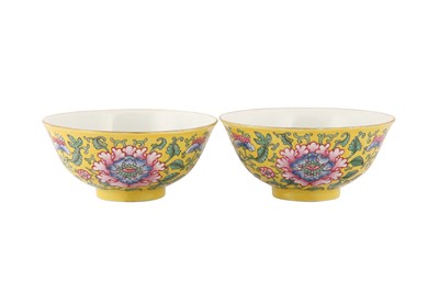Lot 622 - A PAIR OF CHINESE FAMILLE ROSE YELLOW-GROUND 'HIBISCUS' BOWLS.