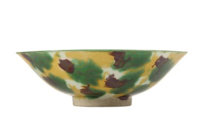 Lot 129 - A FINE CHINESE  'EGG AND SPINACH' GLAZED BOWL.
