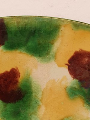 Lot 129 - A FINE CHINESE  'EGG AND SPINACH' GLAZED BOWL.