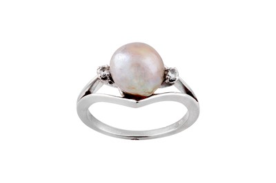 Lot 131 - A cultured pearl and diamond ring