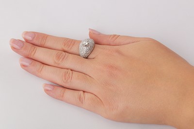 Lot 126 - A diamond bombé ring