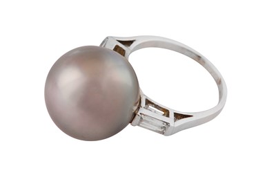 Lot 195 - A cultured pearl and diamond ring