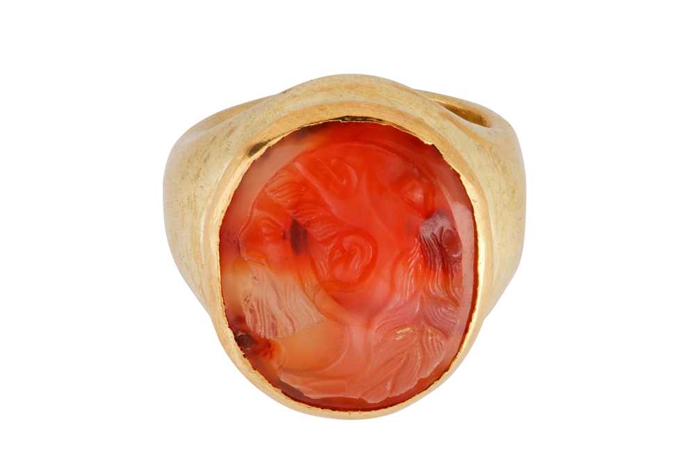 Lot 162 - A 19th century agate cameo ring
