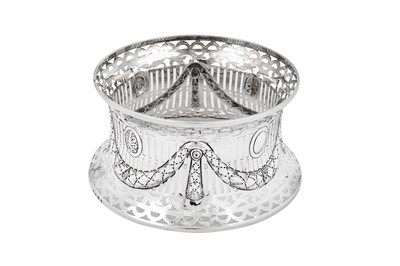 Lot 371 - A George V sterling silver dish ring, Birmingham 1911 by Williams of Birmingham Ltd
