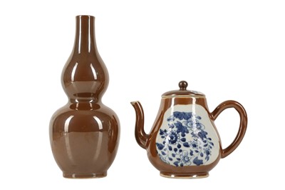 Lot 134 - A CHINESE CAFE-AU-LAIT TEAPOT AND COVER AND A DOUBLE GOURD VASE.