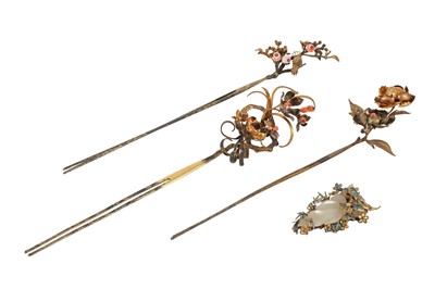 Lot 700 - THREE CHINESE GILT-METAL HAIRPINS AND A JADE BROOCH.
