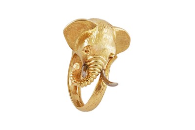 Lot 114 - A gold elephant ring