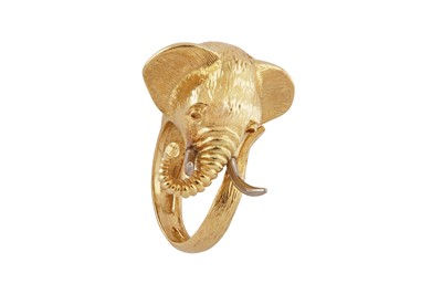 Lot 114 - A gold elephant ring