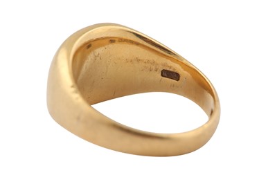 Lot 23 - A GOLD SIGNET RING