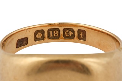 Lot 23 - A GOLD SIGNET RING