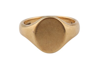 Lot 22 - A GOLD SIGNET RING