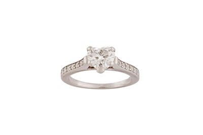 Lot 135 - A platinum and diamond ring