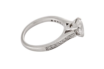 Lot 135 - A platinum and diamond ring