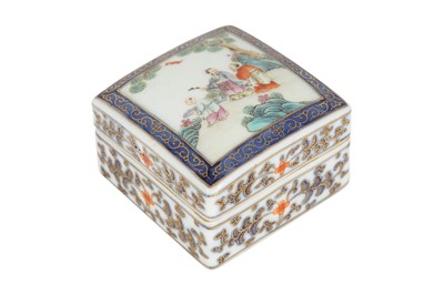 Lot 771 - A CHINESE GILT-DECORATED FAMILLE ROSE BOX AND COVER.