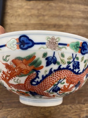 Lot 212 - A CHINESE FAMILLE VERTE 'DRAGON AND PHOENIX' BOWL.