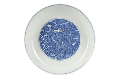Lot 395 - A CHINESE BLUE AND WHITE 'DRAGON' DISH.