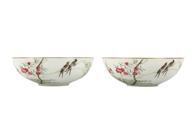 Lot 423 - A PAIR OF CHINESE FAMILLE ROSE 'SWALLOWS' BOWLS.