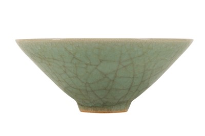 Lot 970 - A CHINESE CELADON CRACKLE-GLAZED BOWL.