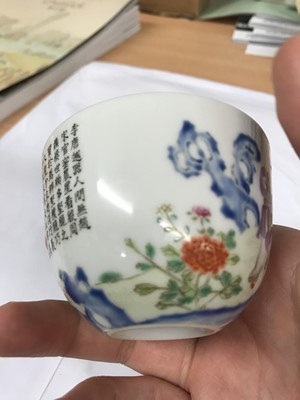 Lot 409 - A CHINESE FAMILLE ROSE 'CHICKEN' CUP.