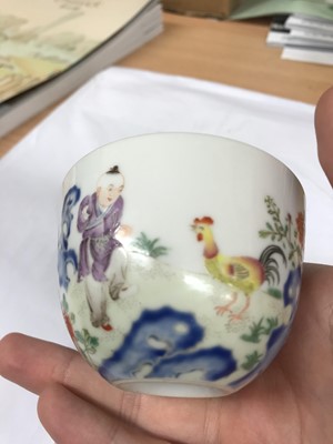 Lot 409 - A CHINESE FAMILLE ROSE 'CHICKEN' CUP.