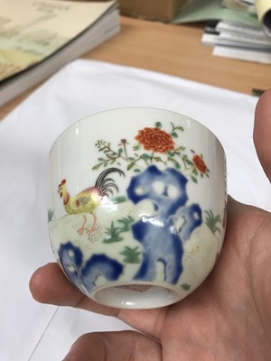 Lot 409 - A CHINESE FAMILLE ROSE 'CHICKEN' CUP.