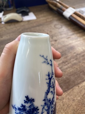 Lot 264 - A CHINESE BLUE AND WHITE VASE.