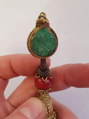 Lot 181 - A TIBETAN YELLOW METAL, TURQUOISE AND CORAL EARRING.