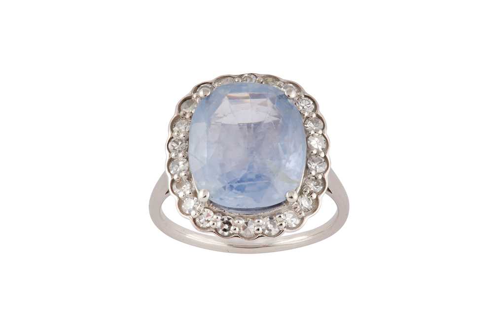 Lot 90 - A sapphire and diamond cluster ring