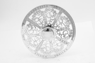 Lot 557 - An Elizabeth II sterling silver commemorative rose bowl, Sheffield 1977 by Cooper Brothers